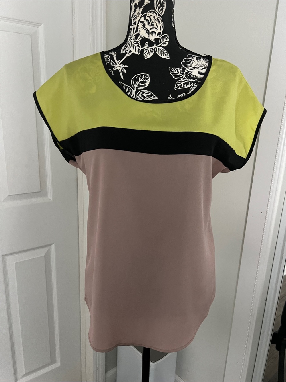 Annalee + Hope Colorblock Cap Sleeve Top in Lime, Black & Mauve